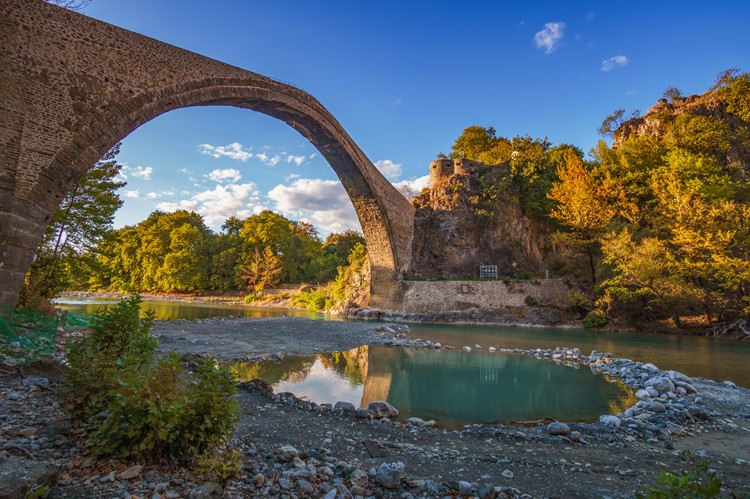Konitsa stenen brug over Aoos river - Zagori regio - Griekenland
